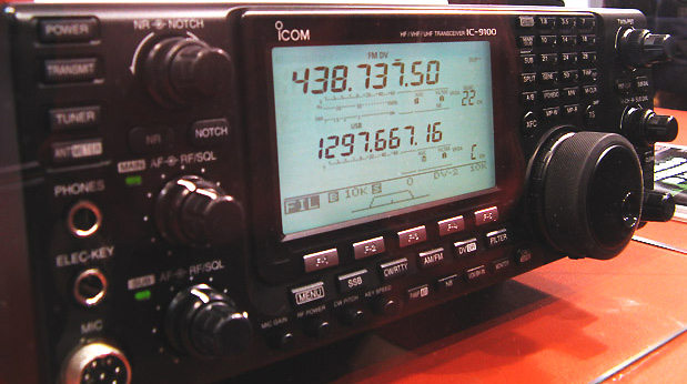 The IC-9100 in the Marcucci booth at Pescara Expo 2009. Photo: Lidio Gentili IØGEJ.